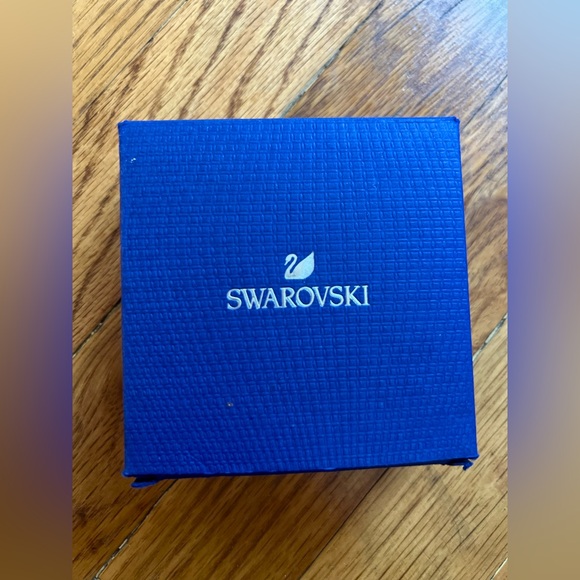 New Swarovski Elegant Beautiful Boxed White Pearl Stud Earrings - Picture 2 of 2